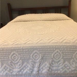 KING SIZE CHENILLE BEDSPREAD